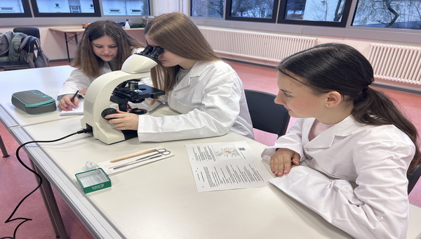 Mikroskopische Entdeckungen dank Leica Microsystems: Aßlarer Schüler profitieren von Zusammenarbeit