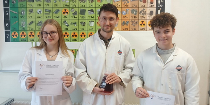 Säuren, Farben und Zitrusduft: Chemie-AG forscht mit Zitronen und Limetten