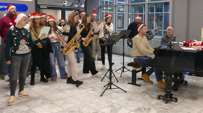 Weihnachtsflashmob: Lehrer singen für Schüler