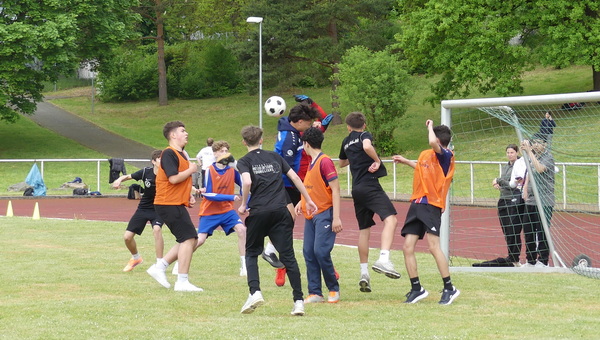 Achtklässler tragen ihr Fußballturnier aus