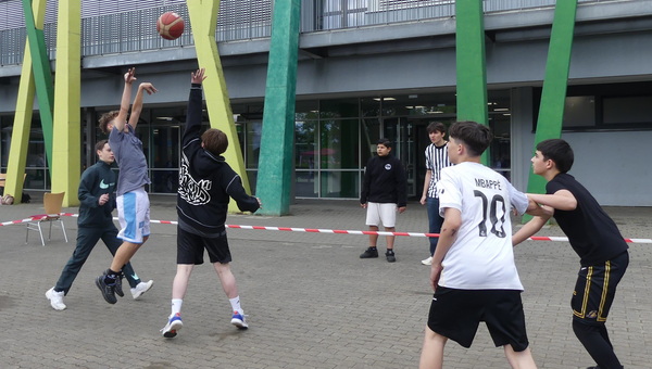 Viel Einsatz und gute Stimmung beim Streetball-Turnier der Siebtklässler 