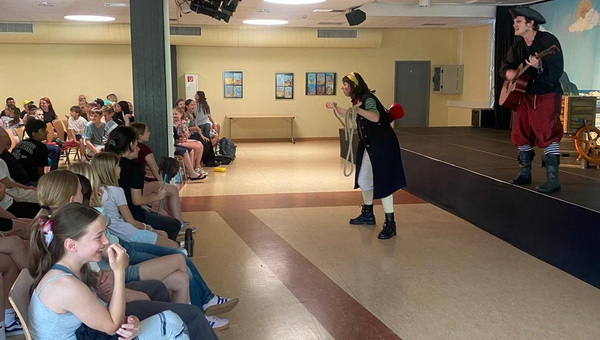 Motivierende Englischstunde mit dem „White Horse Theatre“  